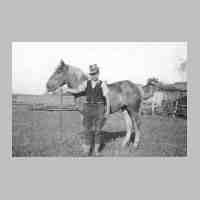 002-0028 Heinz Riemann bei der Arbeit in Asslacken.jpg